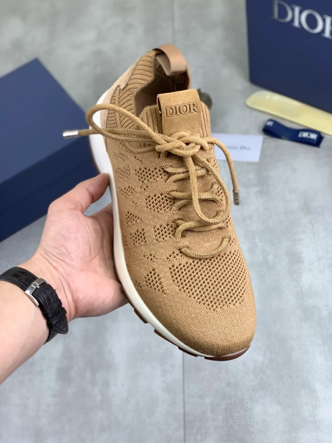 Men's men's shoes P400 new Dior Tech sneakers 2026 early spring series new products, with fashionable details, highlighting retro aesthetics. The fly-knit upper is spliced ​​with the sides of apricot transparent mesh fabric, and the leading edge of the upper window is laminated with high-frequency flat ironing and counter-pressure. The original craftsmanship is beautiful, comfortable and does not fall off. The interior is made of tonal sheep lining, which is soft and comfortable. The heel and tongue are embellished with the Paris logo. The textured TPU soles with the same tonal logo add to the high-end style.  Code number: 38-45 (46 customized)